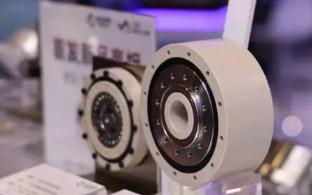 Редукторы гармонического типа из PEEK: преимущества материала и области применения